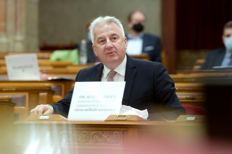 Semjén Zsolt: menthetetlen, visszataszító és botrányos néhány pap közelmúltbeli botránya