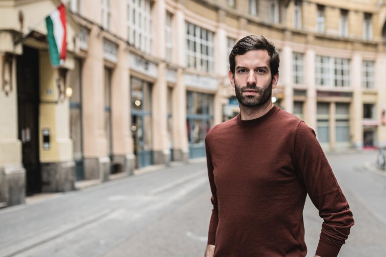 Momentum: járjon százezer forint annak, aki beoltatja magát