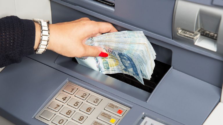 400 ezer forintot vett le ismerőse számlájáról a nő