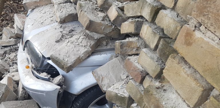 Temetőbe hajtott, a kerítés megfogta