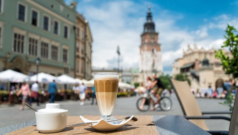 Győztek a lengyel vendéglátósok: kinyithatnak