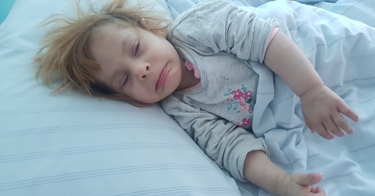 Támogatást gyűjtenek a kétéves, daganatos Mandra németországi műtétjéért