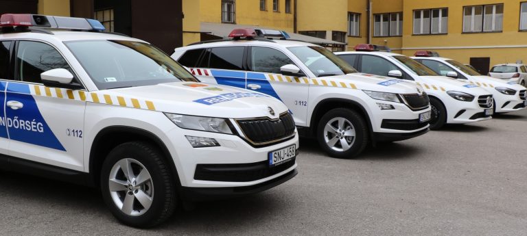 Új járőrautókat adott át Baranya megye rendőrfőkapitánya