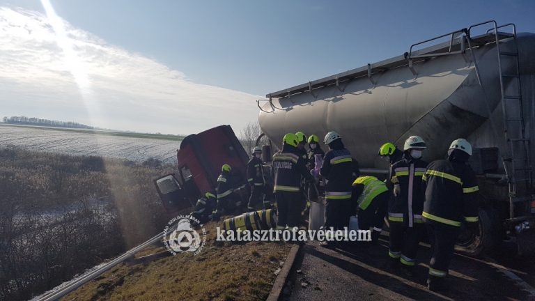 Átszakította a szalagkorlátot a kamion