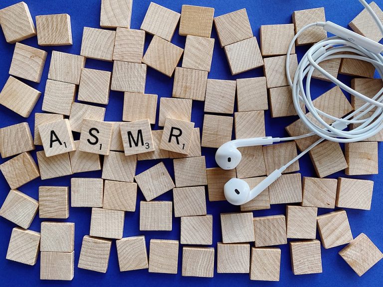 Miből lesz az ASMR videós? Interjú Petrik Viviennel