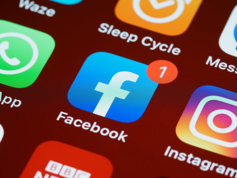 Tovább tarol a Facebook úthenger, megegyezés helyett a tiltást választották
