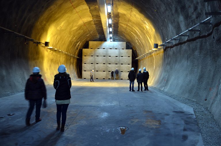 LMP: le kell állítani a Paks II és az atomtemető projektet