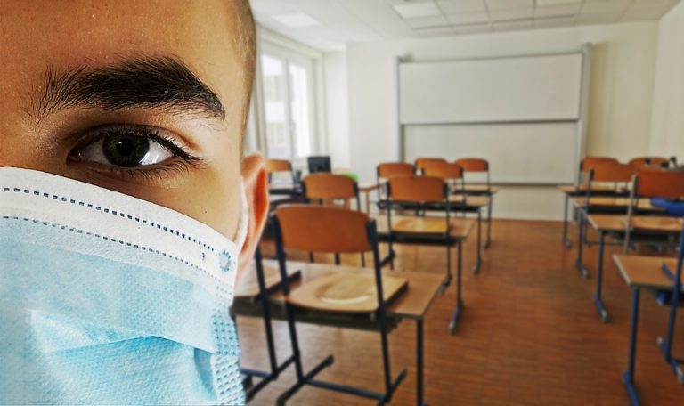 Az érettségit „hagyományos módon” tervezik, de a pedagógusoknak nem jár a soron kívüli oltás