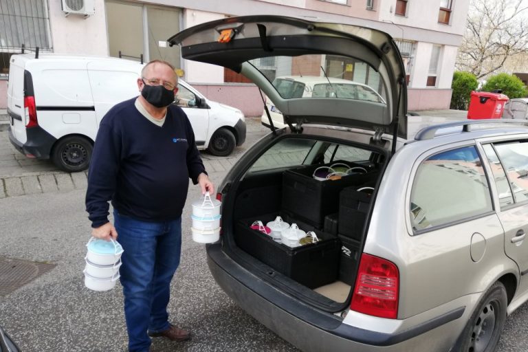 Ez igen: pécsi színművészek visznek ebédet idős embereknek