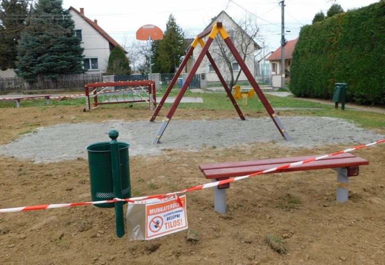 Három játszótéren folyik a felújítás Kozármislenyben
