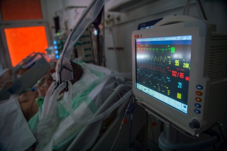 Egy új kutatás szerint háromszor több lehetett a Covid-19-ben elhunytak száma világszerte