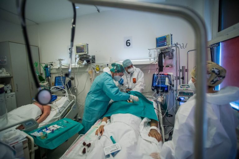 Hiába lassul a járvány, halálozásokban még mindig világ elsők vagyunk