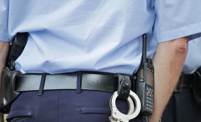 130 embert hallgatott ki a rendőrség kamu védettségi igazolások miatt