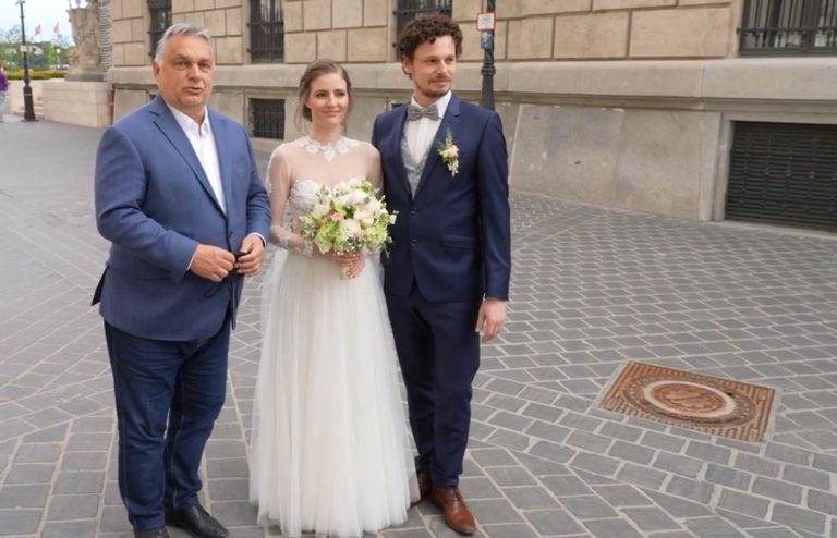 Pörköltszafttal kenték össze Orbán Viktort