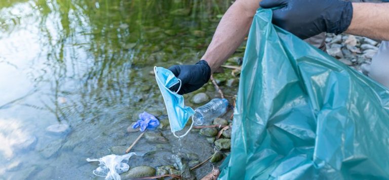 Fertőtlenített élővizek, maszk- és gumikesztyű hegyek – a járvány környezeti hatásai