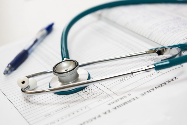 Csípőprotézisre 6000, gerincműtétekre 1500, szívkatéterezésre 1100 beteg várakozik – nyit az egészségügy