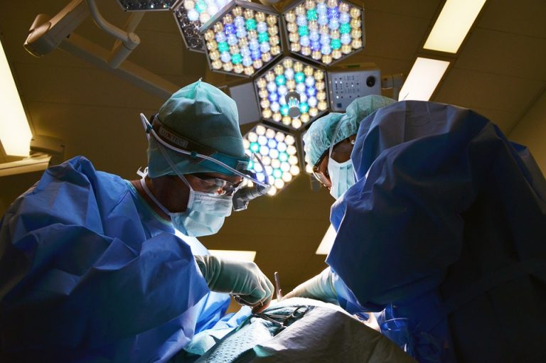 Világhírű orvos műtött meg egy kétnapos csecsemőt Pécsett