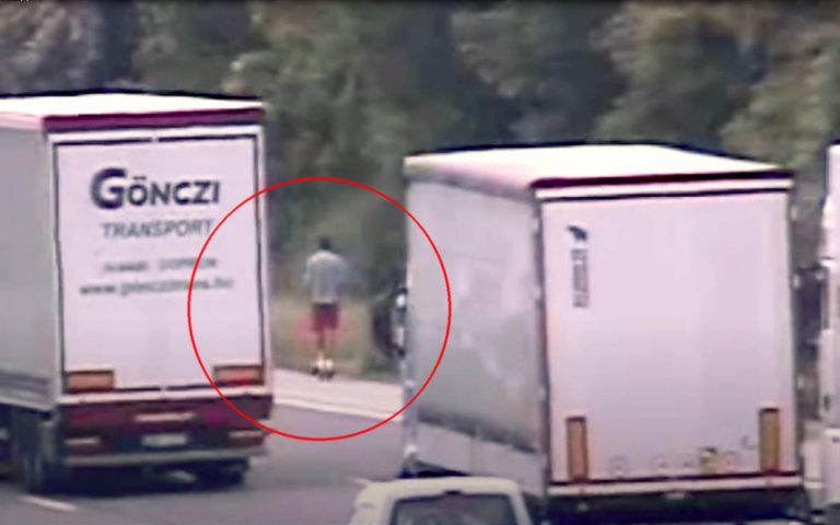 Rollerrel közlekedett az autópályán egy férfi