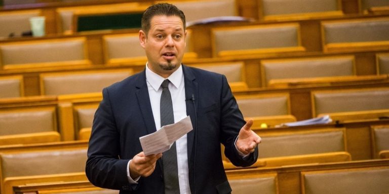 Keresztes a Parlamentben kérdezte Szijjártó államtitkárát: lesz-e akkumulátorgyár Pécs mellett?