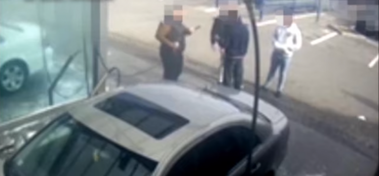 Autómosóban verekedett egy pécsi férfi, mert várnia kellett