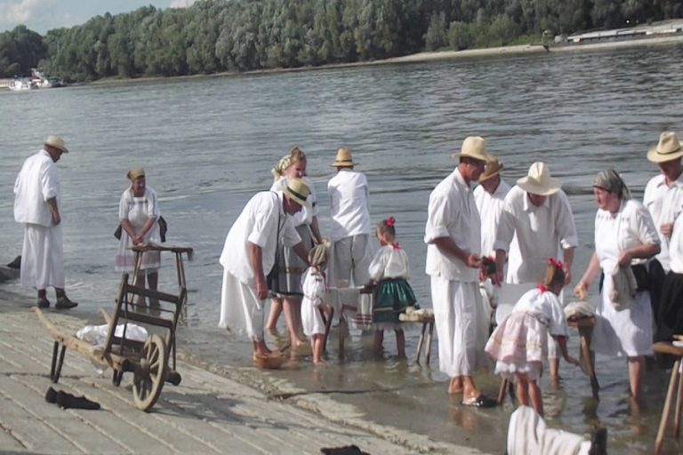 Július 6: Dunai mosás Mohácson