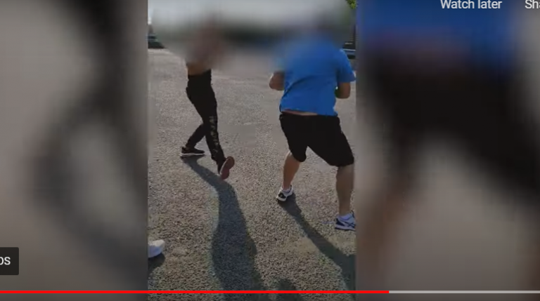 Börtönőrre támadt a komlói férfi – videón a verekedés