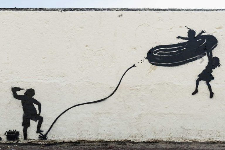 Lefestettek egy Banksy-Graffitit, mert egy kislány halálára emlékeztette az embereket