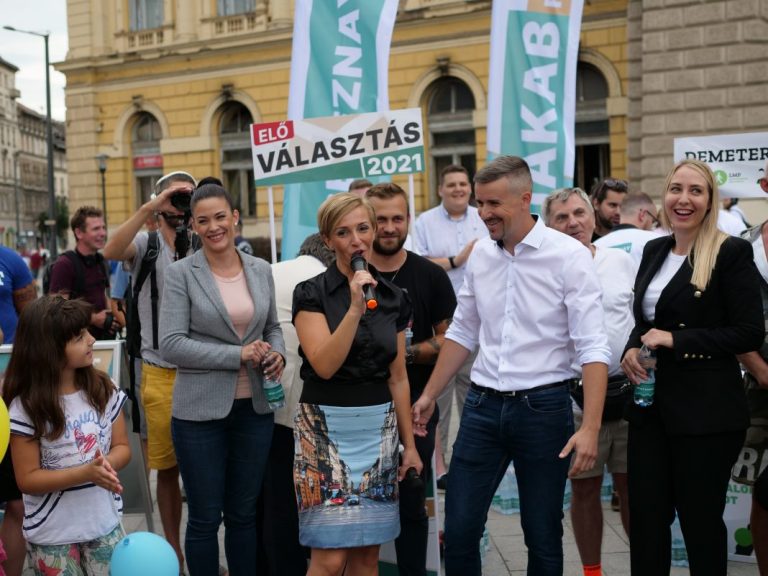 Óriási érdeklődés volt Jakab Péter és Demeter Márta közös utcafórumán