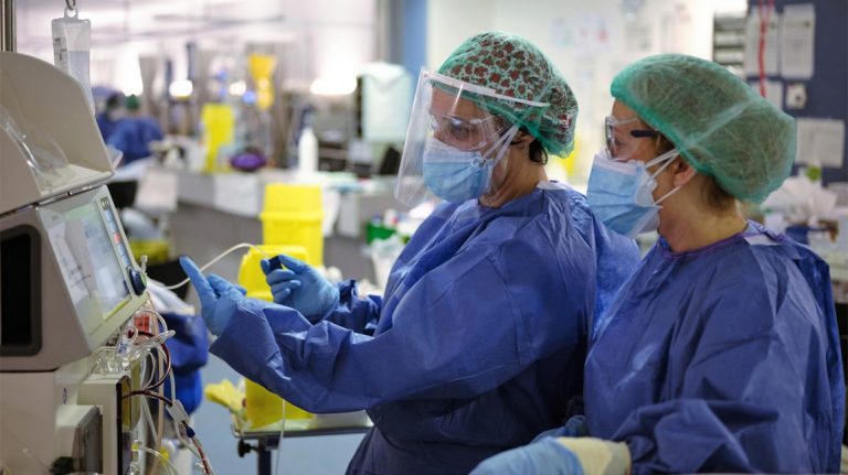 Szívszorító karácsonyi üzenetet küldtek a Covid-intenzív dolgozói