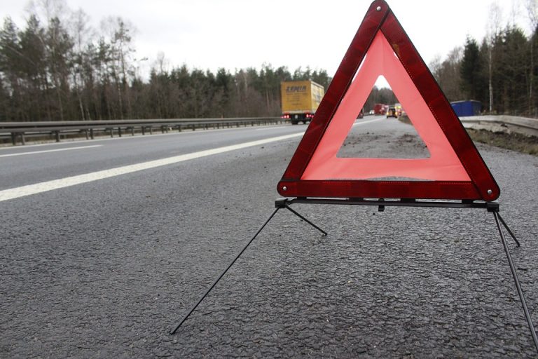 Egymásba futott két autó a 7-es főúton