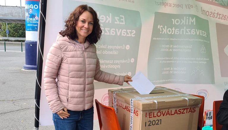 Megütötték Szabó Tímeát a Szél Kálmán téren