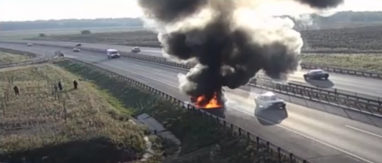 Videó: úgy kiégett egy autó az M4-esen, hogy újra kell aszfaltozni az érintett útszakaszt