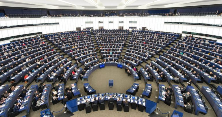 EP: el kell ismerni az azonos neműek házasságát és élettársi kapcsolatát