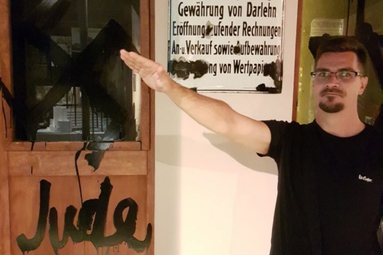Újabb karlendítős fotó került elő az ózdi jobbikosról