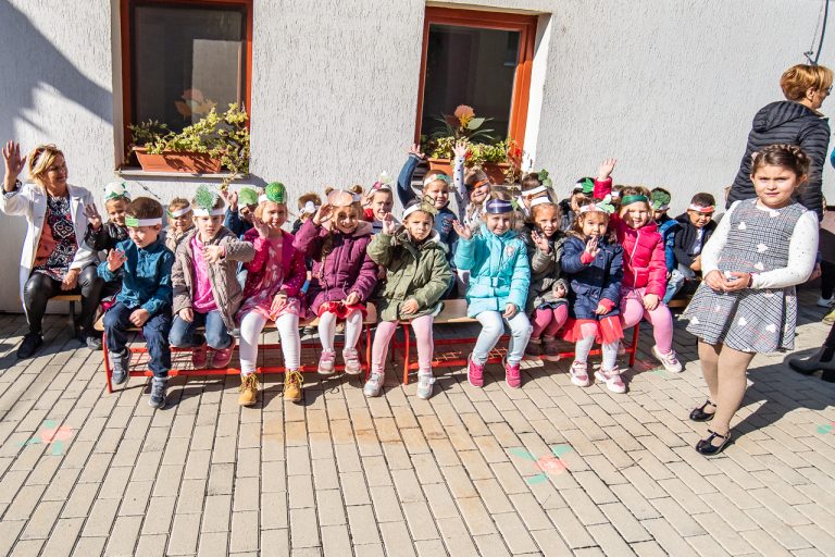 Saját üvegházukból az asztalukra kerül, amit a nagyharsányi ovisok megtermelnek