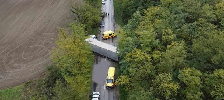 Keresztbe állt egy kamion Vajszlónál, majd a torlódásban újabb baleset történt