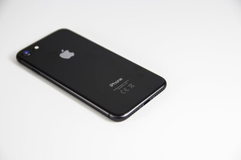 Egyetemisták perlik az Apple-t, amiért az nem mellékel töltőt az iPhone telefonokhoz