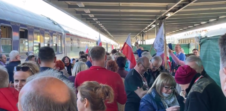 A Békemenet után búcsúznak a lengyel vendégek a Nyugati pályaudvaron