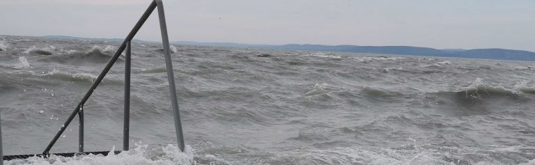 Akkora a szél, hogy kibillent a Balaton