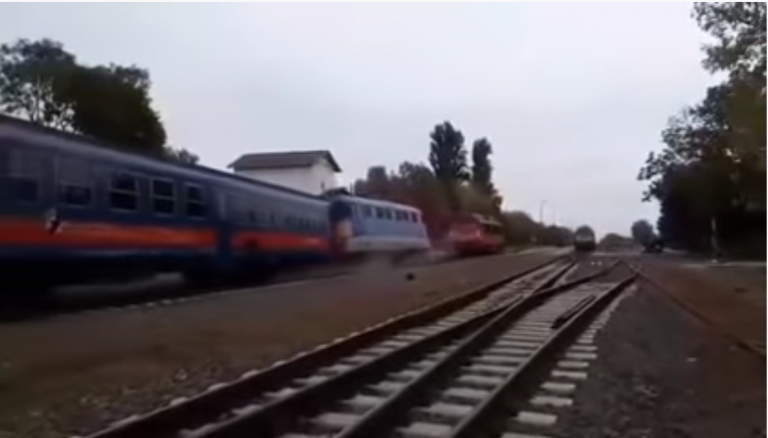 Videón, ahogy kisiklik egy vonat Szegednél