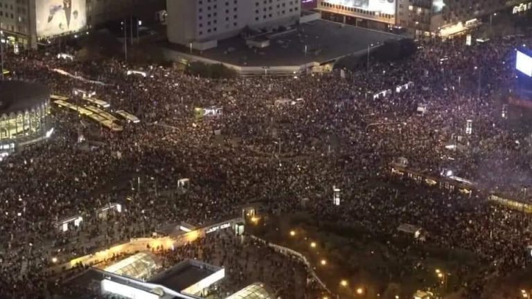 Az abortusztilalom miatt meghalt egy nő Varsóban, tízezrek vonultak az utcára