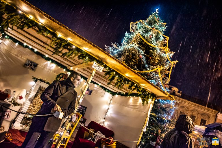 Felgyúltak az adventi fények Siklóson, kezdetét vette az ünnepi időszak