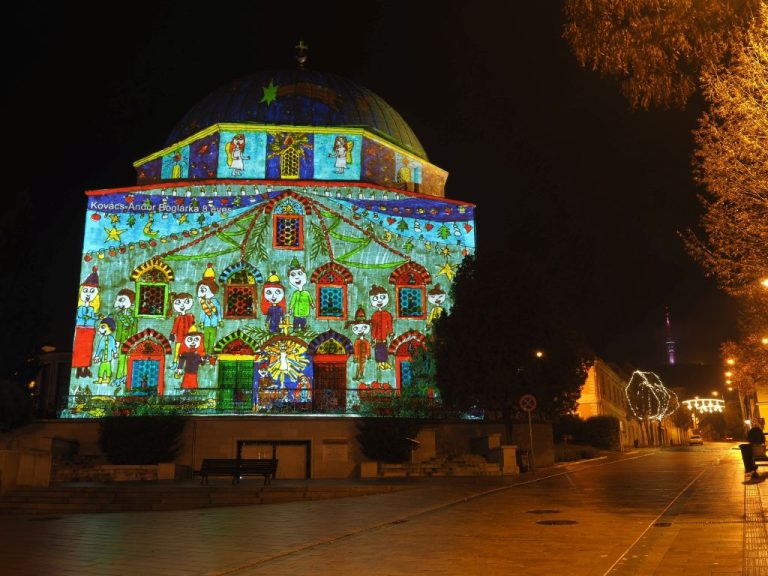 Idén is gyerekrajzok díszítik a Dzsámi falát az Advent idején
