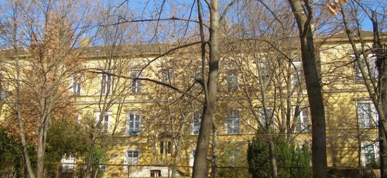 Eladná vagy a Mandulás kempingre cserélné a pécsi önkormányzat az egykori bőrklinikát