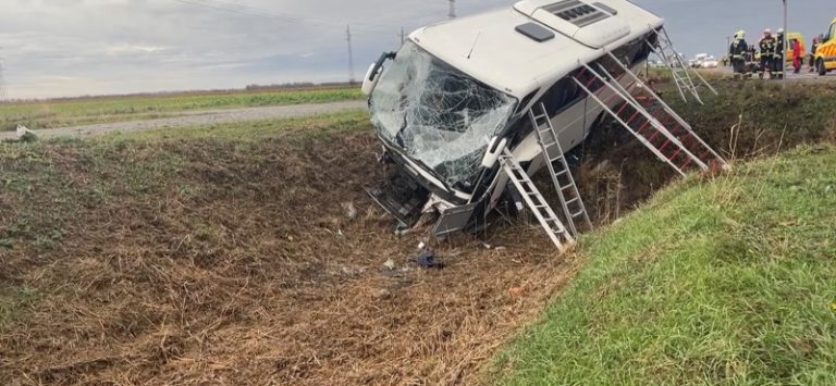 Árokba hajtott egy busz, többen is megsérültek rajta