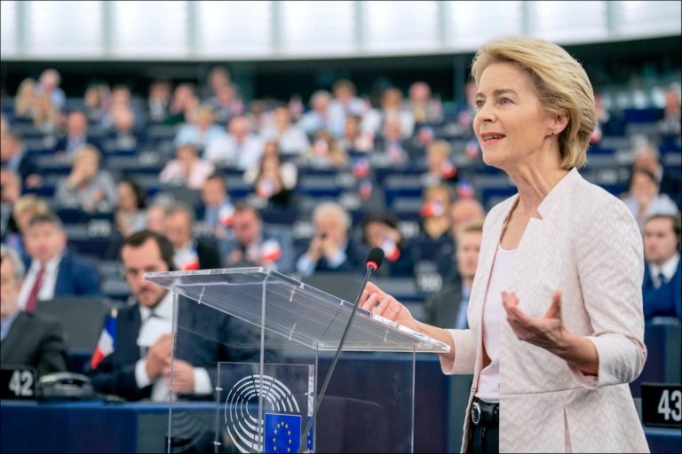 Von der Leyen: ideje elgondolkodni a koronavírus elleni oltás kötelező elrendeléséről