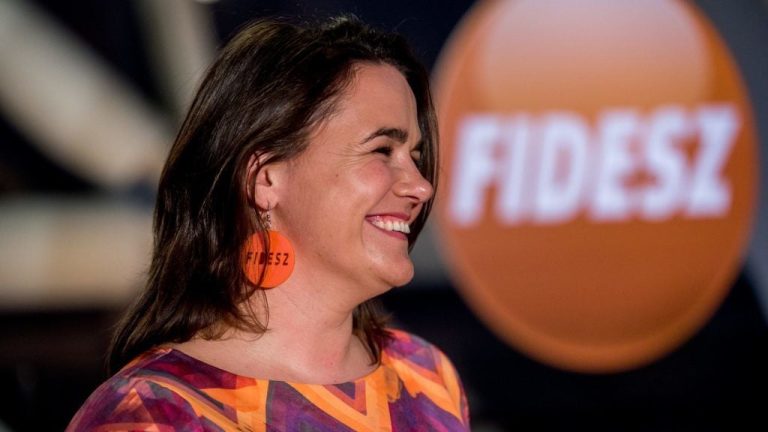 „Magyarország államfője a köztársasági elnök, aki kifejezi a nemzet egységét, és őrködik az államszervezet demokratikus működése felett”