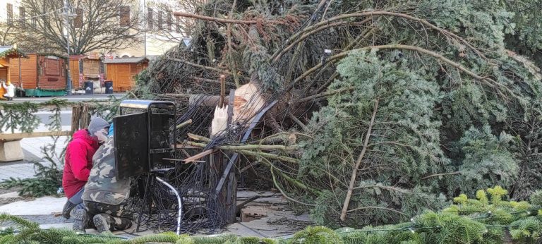 Kidőlt Kaposváron a karácsonyfa – KÉPEK