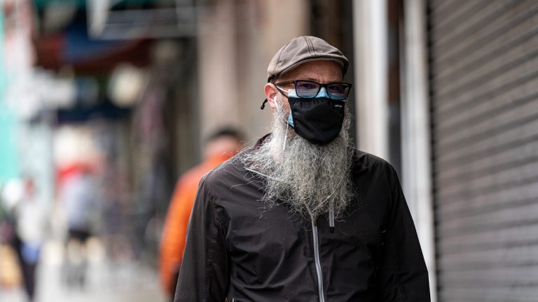 Szakértők szerint az omikron miatt két maszkot kell hordani, de nem mindegy, hogy hogyan