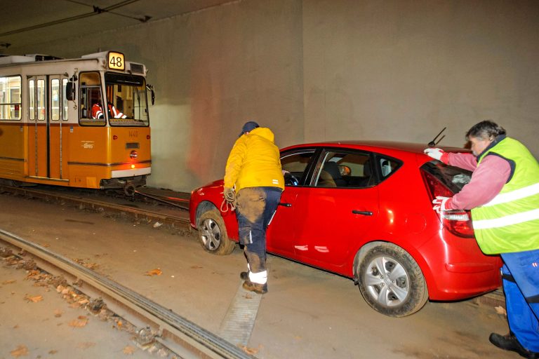 Követte a GPS-t, villamos húzta ki az alagútban rekedt autót